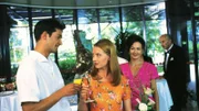 Dr. Ruth Waldner (Dorothee Reize, r.) beobachtet amüsiert den Flirt zwischen Pfleger Julian (Andreas Elsholz) und Katja (Astrid Lübbe).
