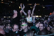 Partyschlager-Fans in der Gelsenkirchner Fußball-Arena.