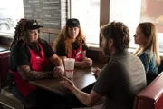 (v.l.n.r.) Jode (Tommy Snider); Trinity (Mary Wiseman); Chip Baskets (Zach Galifianakis); Martha (Martha Kelly)