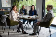 Pauline Hobrecht (Agnes Decker, 2.v.r.) und Tamara Meurer (Anja Pahl, 2.v.l.) befragen Milan Borschel (Arndt Schwering-Sohnrey, r.) und Gudrun Borschel (Daniela Ziegler, l). Es gab Unstimmigkeiten zwischen Gudrun Borschel und der Verstorbenen über ihren Erziehungsstil.