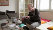 Robert (55) kümmert sich um seine Finanzen.