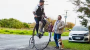 Der erstaunte Detective Mike Shepherd (Neill Rea, re.) und Jared Morehu (Pana Hema Taylor, Mitte) treffen auf einen Steampunk.