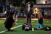 Untersuchung am Mordopfer: (L-R) Angie Harmon als Jane Rizzoli, Bruce McGill als Vince Korsak, Brett Tucker als Steve Sanner, Sasha Alexander als Dr. Maura Isles.