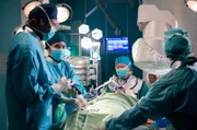 Dr. Lilly Phan (Mai Duong Kieu, 2.v.li.) operiert Resa Niebur (Emma Bahlmann, liegend), die ein Aneurysma im Hirn hat. Alles wäre gut, wenn nicht Dr. Martin Stein (Bernhard Bettermann, li.), der Lilly assistiert, sie nicht die ganze Zeit zur Vorsicht und Obacht mahnen würde.