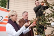 Dr. Roland Heilmann und Dr. Martin Stein haben den letzten großen Weihnachtsbaum ergattert. Doch Dr. Kathrin Globisch stellt fest, dass er kaum noch Nadeln an den Ästen hat.