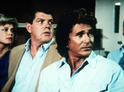 Alex (Ray Young, M.) hat sich entschlossen, ein Drogenberatungscenter zu besuchen. Seine Frau (Grace Harrison, l.) und Jonathan (Michael Landon, r.) begleiten ihn.