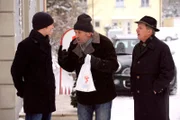 Martin beginnt einen Spießrutenlauf, als die Lansinger ihm das Renn-Ergebnis unterreiben wollen. Von links: Ludwig Brunner (Martin Wenzl), Martin Kirchleitner (Hermann Giefer) und Bürgermeister Schattenhofer (Werner Rom).