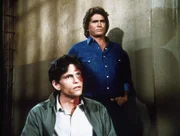 Julian Bradley (Jeff Kober, l.), wegen Mordversuchs angeklagt, findet in Jonathan (Michael Landon, r.) einen wahren Freund.