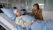 Kommissarin Katrin Börensen (Claudia Schmutzler, r.) geht davon aus, dass der Überfall von denselben Tätern begangen wurde, die vor wenigen Tagen einen anderen Wirt ausgeraubt und erschossen haben. Biggi Theede (Bettina Kupfer, l.) ist inzwischen wach und erinnert sich, dass die Täter eine seltsame skandinavische Sprache gesprochen haben.