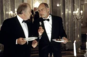 Bei einem Empfang wird der Innensenator Imhoff (Martin Lüttke, l.) von seinem Chef des Staatsschutzes Gutmann (Jochen Kolenda, r.) in ein vertrauliches Gespräch verwickelt.