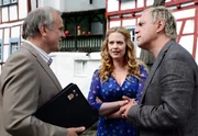 Ein bisschen überrascht ist Bürgermeister Drömmer (Bernhard Schütz, links) schon, dass er Kati (Diana Amft) und Killmer (Uwe Ochsenknecht) so einfach auf der Straße trifft. Sollten die nicht eigentlich verhaftet sein?