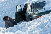 Auf dem Weg ins Krankenhaus rollt unbemerkt eine Schneelawine auf Dr. Martin Gruber (Hans Sigl) und Lisa Koch (Henriette Richter-Röhl), die noch im Auto sitzt, zu.