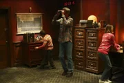 Die Hecks (v.l.n.r.: Atticus Shaffer, Neil Flynn, Eden Sher) lösen einen Gutschein für ein "Escape Room"-Spiel ein und wollen unbedingt die Bestzeit ihrer Nachbarn knacken ...