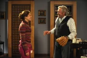 Martin und Uschi entdecken ihre gemeinsame Vorliebe für Baseball. Von links: Uschi Guggenmoser (Silke Popp) und Martin Kirchleitner (Hermann Giefer).