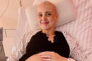 „Der Krebs ist zurück, ich bin schwanger und kämpfe dieses Mal nicht allein“, postet Katrin auf Social Media. Sie hat Krebs und erwartet ein Baby. Wie soll das gehen, Schwangerschaft und Chemotherapie? Mit unglaublicher Kraft begegnet Katrin allen Höhen und Tiefen – immer dabei ihr Mann Quentin. Das Baby ist ihr persönliches Wunder. Ein Film über eine starke Frau, die für zwei Leben kämpft. - Katrin hat sich für eine Geburtseinleitung entschieden. In wenigen Stunden schon könnte sie ihr Baby in den Armen halten.