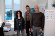 Harry Möller (Maria Ketikidou, l.) und ihr Kollege Nils Sanchez (Enrique Fiß, M.) haben den Eindruck, dass Seemansdiakon Fiete Jansen (Thomas Wüpper, r.) nicht die ganze Wahrheit über den Einbruch im Seemannsclub sagt.