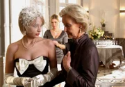 MDR Fernsehen GELD.MACHT.LIEBE, FOLGE 17, "Jagdsaison", am Donnerstag um 12:30 Uhr. Lilo (Gerlinde Locker, rechts) und Sophia (Susanne Schäfer, Mitte) bereiten Mariettas (Jytte-Merle Böhrnsen) Hochzeitsdinner vor.
