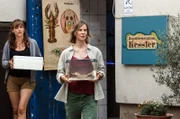 Claudia Kessler (Katrin Röver, r.), Leiterin des Reptilienhauses und ihre Assistentin Anna Fischer (Sophie Pfennigstorf, l.) bei der Auslieferung von Schlangen an einen Zoo.