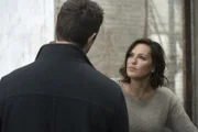 Lewis (Pablo Scheiber, vorne) ist aus dem Gefängnis ausgebrochen und setzt seinen Rachefeldzug gegen Benson (Mariska Hargitay, r.) fort ...