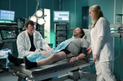 Schwester Miriam Schneider (Christina Petersen, re.) fragt bei Dr. Martin Stein (Bernhard Bettermann, li.) nach, warum der Patient Linse (Tom Jahn, mi.) ursprünglich ins Nordklinikum gebracht werden sollte.