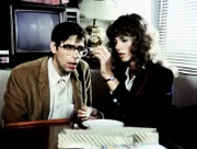 Murray (Thom Bray, li.) und Connie (Kathrynn Witt) untersuchen die Diamanten, die in dem Insulin versteckt waren.