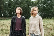 Bettina Polheim (Jenny Schily, l.) und Sandra Wellmann (Petra Schmidt-Schaller, r.) müssen zu einem Geheimversteck, das sich auf dem Territorium eines Umspannwerkes befindet, um dort Geld und Dokumente zu holen. Die erfahrene Bettina hat ein komisches Gefühl: Irgendetwas liegt in der Luft. Tappen in eine Falle?