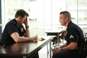 Voller Vorfreude will Nolan (Nathan Fillion, l.) seine Arbeit als neuer Gewerkschaftsvertreter antreten. Doch die zahlreichen Wünsche und Anliegen von Kollegen wie Officer Janssen (Jan M. Janssen, r.) überfordern ihn schnell.