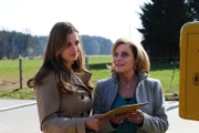 Theresa (Ines Lutz, l.); Nicola (Kerstin Gähte, r.)