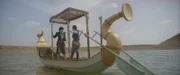 Maya (l. Julie Lamberton) und Theo (r. Eloise Little) hat es samt Barke nach Ägypten verschlagen.
