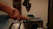 Hinzufügen von Details mit einem Bohrer.