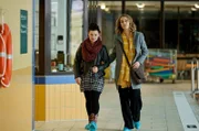Um den Gegner ihres Mandanten sprechen zu können, suchen Romy Heiland (Christina Athenstädt, r.) und Ada Holländer (Anna Fischer, l.) ihn bei seiner Arbeit auf, in einem Schwimmbad.