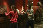 Motiviert von den spitzen Bemerkungen ihrer Nachbarn, wollen Sue (Eden Sher, l.), Axl (Charlie McDermott, r.) und der Rest der Heck-Familie das "Escape Room"-Spiel unbedingt besser absolvieren, als die Donahues ...