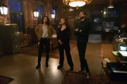 (v.l.n.r.) Special Agent Hannah Khoury (Necar Zadegan); FBI Special Agent Tammy Gregorio (Vanessa Ferlito); Sebastian Lund (Rob Kerkovich)