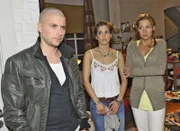 John (Felix von Jascheroff) hat das Gefühl, dass Caroline (Jessica Ginkel, re.) und Pia (Isabell Horn) ihm etwas verheimlichen. Und sein Gefühl trügt ihn nicht...