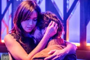 Alejandra (Verónica Sánchez) und Oscar (Álvaro Morte) verleben glückliche Stunden.
