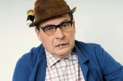 Der Begge Peder, der Hausmeister mit dem unverwechselbaren Gebiss, kennt kein Tabu und verschont niemanden.