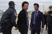 Darius (Santiago Cabrera, 2.v.l.) wird von Harris (Ian Anthony Dale, M.) als Verräter festgenommen. Kann der Milliardär der Regierung beweisen, dass er keiner ist?; Darius (Santiago Cabrera, 2.v.l.) wird von Harris (Ian Anthony Dale, M.) als Verräter festgenommen. Kann der Milliardär der Regierung beweisen, dass er keiner ist?