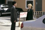 Det. Lilly Rush (Kathryn Morris, r.) erzählt ihrem Kollegen Det. Scott Valens (Danny Pino, l.), dass nicht nur ihre Schwester, sondern auch ihre Dienstwaffe verschwunden ist.
