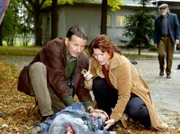 MDR Fernsehen IN ALLER FREUNDSCHAFT FOLGE 250, "Eine Frage der Menschlichkeit", am Dienstag um 11:40 Uhr. Auf dem Weg zur Kinderklinik treffen Roland (Thomas Rühmann) und Dunja (Sabine Vitua) auf Dunjas Sohn Peter (Samuel Maxim Benke), der beim Fussballspielen von einer Miene schwer verletzt wird.