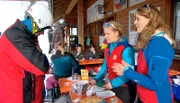 Spendenaktion für die leeren Kassen der Bergwacht: Caro und Diana (v.r.n.l.) verkaufen Kuchen und Waffeln.