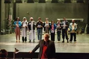 Nach einer Idee von Harald Schmidt Starregisseur Heiner Castro (Bernd Stegemann) ist nicht wirklich zufrieden mit den „Flüchtlingen“, die für seine Hamlet-Inszenierung besorgt wurden.