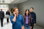 Die Kriminalkommissare Lea Gomez (Jasmin Gassmann) und Rico Sander (Benjamin Strecker, r.) ermitteln im Tötungsdelikt an einer renommierten Psychologin. Sie war an der Entwicklung eines revolutionären Forschungsprojekts involviert. Der Firmeninhaber Alexander Lindner (Alexander Weise, l.) zeigt sich schockiert über den Tod seiner Mitarbeiterin, doch die Ermittlungen bringen gravierende Unstimmigkeiten innerhalb des Forschungsunternehmens ans Licht. (Komparsen im Bild)