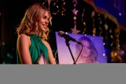 Becca Bell (Carla Woodcock) gedenkt öffentlich ihrer Schwester, die vor fünf Jahren ermordet wurde.