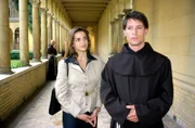 Sandra (Rebecca Immanuel, l.) vertritt den jungen Franziskaner-Pater Mario (Roman Rossa, r.), der wegen Fahrerflucht angezeigt wurde. Er ist an dem Unfall unschuldig, müsste aber angesichts der komplizierten Rechtsprechung ein winziges bisschen lügen - kann das ein Gottesmann mit seinem Gewissen vereinbaren?