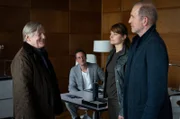 Eine Spur führt Hauptkommissar Jan Fabel (Peter Lohmeyer, re.) und Kommissarin Anna Wolff (Ina Paule Klink) zu dem Unternehmer Simon Blohm (Hans Löw) und seinem Schwiegervater Ulrich Adebach (Manfred Zapatka, li.).