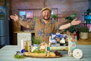 Essen wie Gott in Frankreich. Das will die Lebensmittelindustrie mit Produkten für den Supermarkt erreichen. Sebastian Lege zeigt, was Schokobrötchen aus der Plastiktüte, Quiche Lorraine aus dem Kühlregal, günstiger Blauschimmelkäse und Industrie-Macarons mit dem französischen Original wirklich noch zu tun haben.