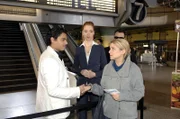 Anna (Jeanette Biedermann, r.) versucht beim Treffen mit Manuel Diaz (Silva Gonzales, l.) ihre Aufregung in den Griff zu bekommen ...