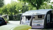 Neue Geschichten von dem größten Campingplatz Europas - dem Marina di Venezia in Italien! Für jeden ist etwas dabei: Alteingesessene und Campingneulinge zeigen die großen und kleinen Dramen, die sich im Urlaub abspielen.