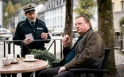 Polizist (Benjamin Höppner, l.), Dr. Schlesinger (Peter Kurth)