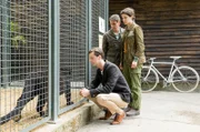 Robert Jansen (Jonathan Beck, l.) merkt, dass es dem schwarzen Panther, Lieblingstier Amal Bekeles, trotz Karolines (Maxine Kazis, r.) Behandlung nicht besser geht. Karoline und Cheftierpfleger Conny (Thorsten Wolf, M.) fürchten sich vor dem berechtigten Zorn ihrer Chefin. Denn für sich behalten, wird Robert sein Wissen ganz sicher nicht.
